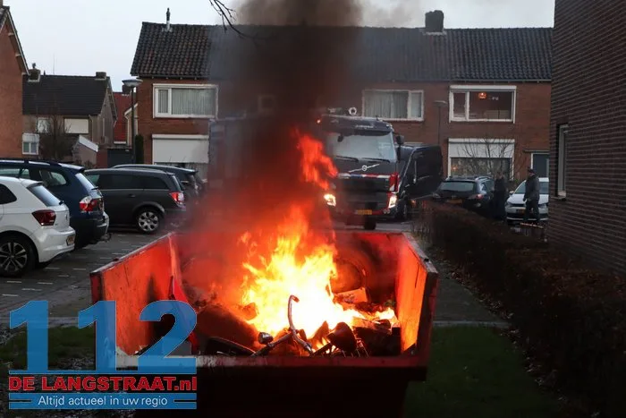 Grote container met afval vliegt in brand in Waalwijk, brandweer snel ter plaatse 7 Grote container met afval vliegt in brand in Waalwijk, brandweer snel ter plaatse 112 De Langstraat