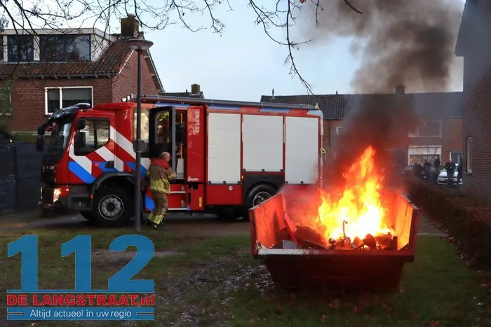 Grote container met afval vliegt in brand in Waalwijk, brandweer snel ter plaatse 8 Grote container met afval vliegt in brand in Waalwijk, brandweer snel ter plaatse 112 De Langstraat