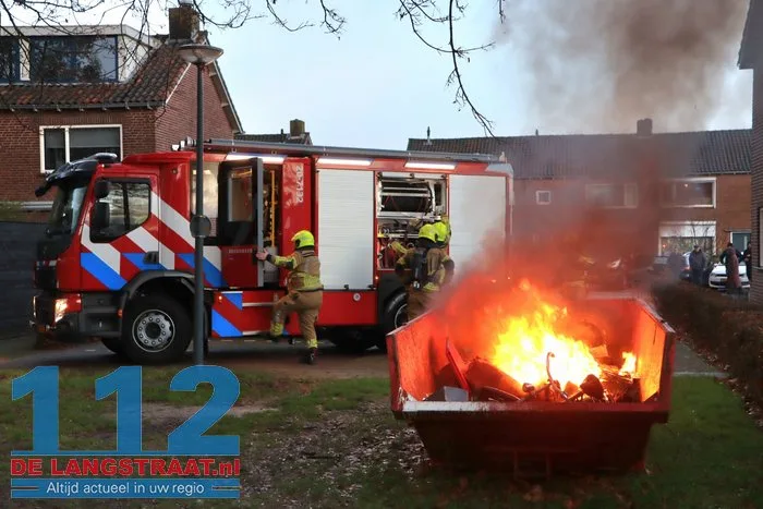 Grote container met afval vliegt in brand in Waalwijk, brandweer snel ter plaatse 9 Grote container met afval vliegt in brand in Waalwijk, brandweer snel ter plaatse 112 De Langstraat