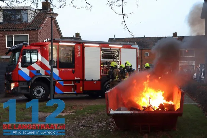 Grote container met afval vliegt in brand in Waalwijk, brandweer snel ter plaatse 10 Grote container met afval vliegt in brand in Waalwijk, brandweer snel ter plaatse 112 De Langstraat