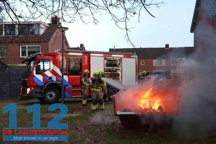 Grote container met afval vliegt in brand in Waalwijk, brandweer snel ter plaatse 11 Grote container met afval vliegt in brand in Waalwijk, brandweer snel ter plaatse 112 De Langstraat