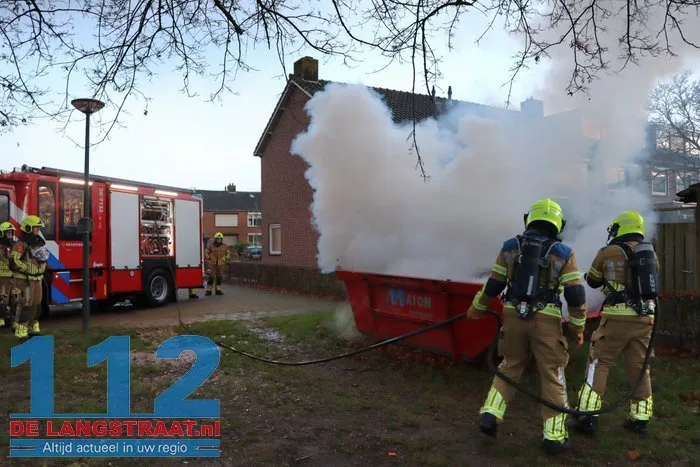 Grote container met afval vliegt in brand in Waalwijk, brandweer snel ter plaatse 12 Grote container met afval vliegt in brand in Waalwijk, brandweer snel ter plaatse 112 De Langstraat