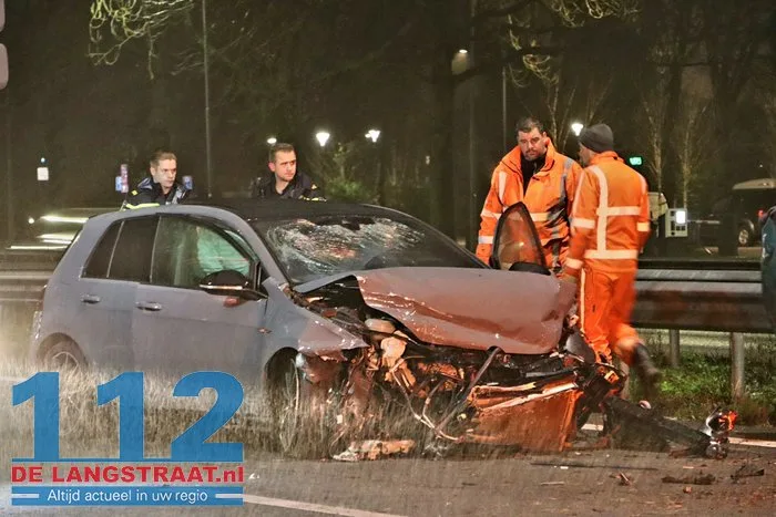 Auto rijdt door vangrail en crasht op A59 na achtervolging, snelweg bij Waalwijk nog urenlang dicht bestuurder blijkt onder invloed. 2 Auto rijdt door vangrail en crasht op A59 na achtervolging, snelweg bij Waalwijk nog urenlang dicht bestuurder blijkt onder invloed. 112 De Langstraat