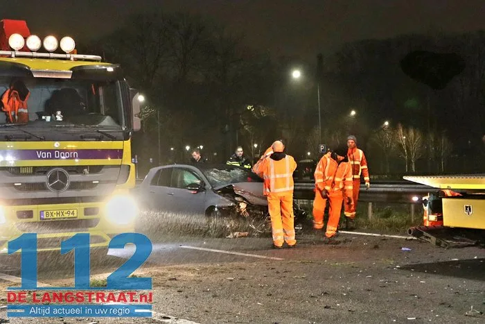 Auto rijdt door vangrail en crasht op A59 na achtervolging, snelweg bij Waalwijk nog urenlang dicht bestuurder blijkt onder invloed. 3 Auto rijdt door vangrail en crasht op A59 na achtervolging, snelweg bij Waalwijk nog urenlang dicht bestuurder blijkt onder invloed. 112 De Langstraat