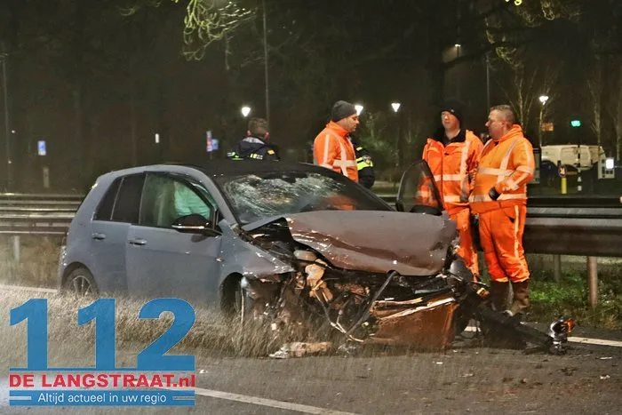 Auto rijdt door vangrail en crasht op A59 na achtervolging, snelweg bij Waalwijk nog urenlang dicht bestuurder blijkt onder invloed. 4 Auto rijdt door vangrail en crasht op A59 na achtervolging, snelweg bij Waalwijk nog urenlang dicht bestuurder blijkt onder invloed. 112 De Langstraat