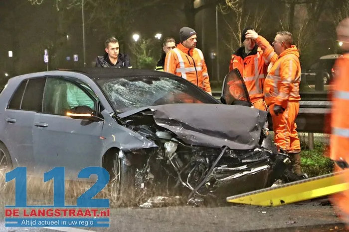 Auto rijdt door vangrail en crasht op A59 na achtervolging, snelweg bij Waalwijk nog urenlang dicht bestuurder blijkt onder invloed. 5 Auto rijdt door vangrail en crasht op A59 na achtervolging, snelweg bij Waalwijk nog urenlang dicht bestuurder blijkt onder invloed. 112 De Langstraat