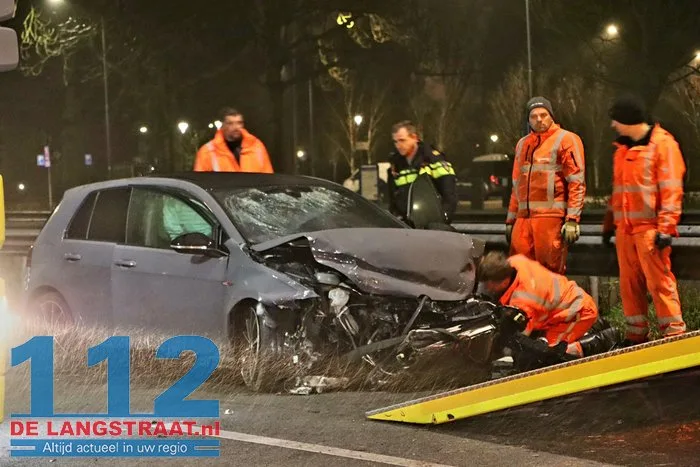 Auto rijdt door vangrail en crasht op A59 na achtervolging, snelweg bij Waalwijk nog urenlang dicht bestuurder blijkt onder invloed. 8 Auto rijdt door vangrail en crasht op A59 na achtervolging, snelweg bij Waalwijk nog urenlang dicht bestuurder blijkt onder invloed. 112 De Langstraat