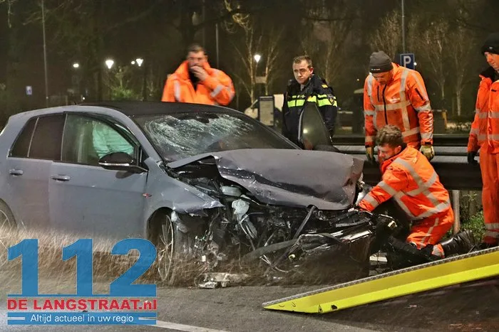 Auto rijdt door vangrail en crasht op A59 na achtervolging, snelweg bij Waalwijk nog urenlang dicht bestuurder blijkt onder invloed. 9 Auto rijdt door vangrail en crasht op A59 na achtervolging, snelweg bij Waalwijk nog urenlang dicht bestuurder blijkt onder invloed. 112 De Langstraat