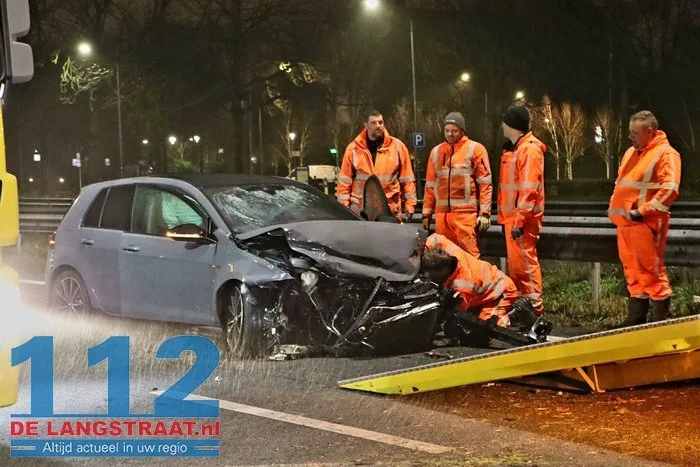 Auto rijdt door vangrail en crasht op A59 na achtervolging, snelweg bij Waalwijk nog urenlang dicht bestuurder blijkt onder invloed. 10 Auto rijdt door vangrail en crasht op A59 na achtervolging, snelweg bij Waalwijk nog urenlang dicht bestuurder blijkt onder invloed. 112 De Langstraat