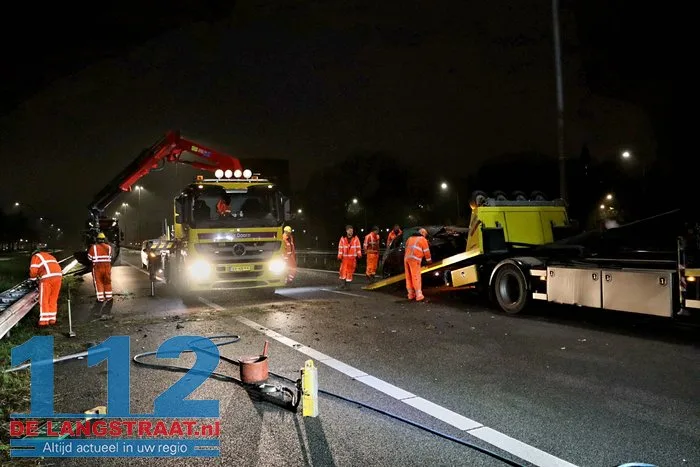 Auto rijdt door vangrail en crasht op A59 na achtervolging, snelweg bij Waalwijk nog urenlang dicht bestuurder blijkt onder invloed. 12 Auto rijdt door vangrail en crasht op A59 na achtervolging, snelweg bij Waalwijk nog urenlang dicht bestuurder blijkt onder invloed. 112 De Langstraat