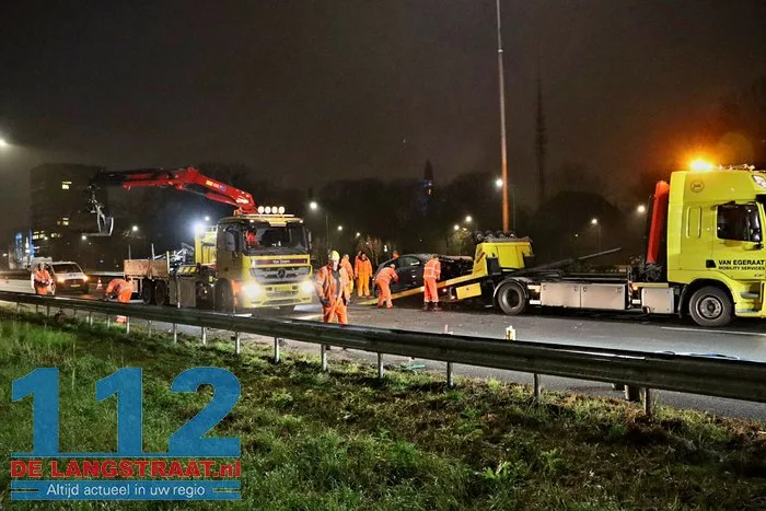 Auto rijdt door vangrail en crasht op A59 na achtervolging, snelweg bij Waalwijk nog urenlang dicht bestuurder blijkt onder invloed. 13 Auto rijdt door vangrail en crasht op A59 na achtervolging, snelweg bij Waalwijk nog urenlang dicht bestuurder blijkt onder invloed. 112 De Langstraat