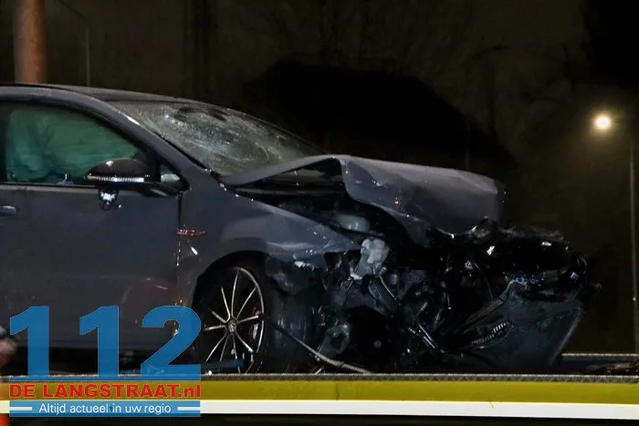 Auto rijdt door vangrail en crasht op A59 na achtervolging, snelweg bij Waalwijk nog urenlang dicht bestuurder blijkt onder invloed. 14 Auto rijdt door vangrail en crasht op A59 na achtervolging, snelweg bij Waalwijk nog urenlang dicht bestuurder blijkt onder invloed. 112 De Langstraat