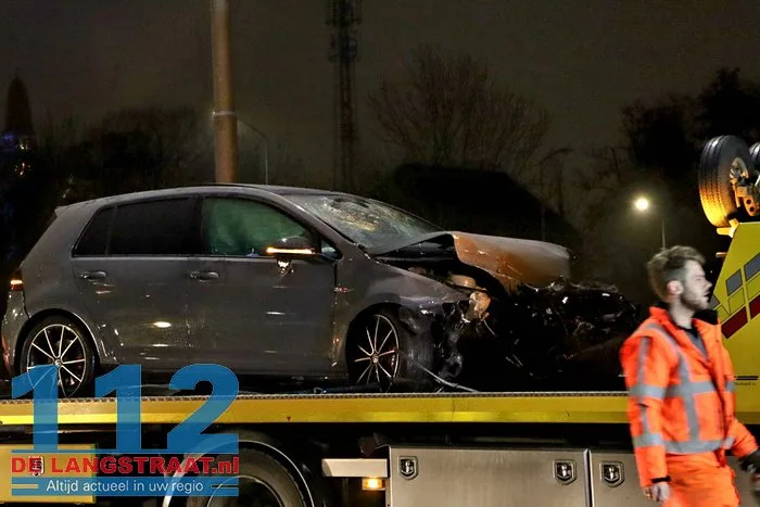 Auto rijdt door vangrail en crasht op A59 na achtervolging, snelweg bij Waalwijk nog urenlang dicht bestuurder blijkt onder invloed. 15 Auto rijdt door vangrail en crasht op A59 na achtervolging, snelweg bij Waalwijk nog urenlang dicht bestuurder blijkt onder invloed. 112 De Langstraat
