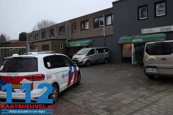 Man raakt gewond bij steekpartij in Waalwijk, politie houdt andere man aan 9 Man raakt gewond bij steekpartij in Waalwijk, politie houdt andere man aan 112 De Langstraat