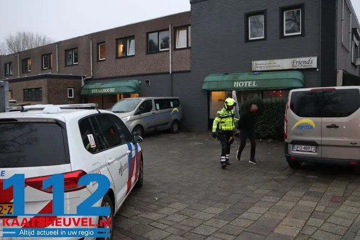 Man raakt gewond bij steekpartij in Waalwijk, politie houdt andere man aan 11 Man raakt gewond bij steekpartij in Waalwijk, politie houdt andere man aan 112 De Langstraat