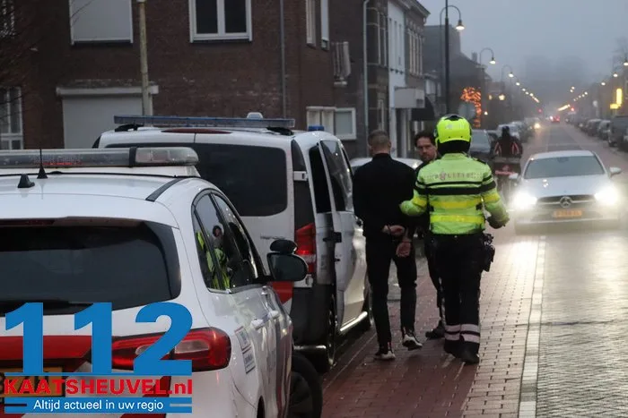 Man raakt gewond bij steekpartij in Waalwijk, politie houdt andere man aan 14 Man raakt gewond bij steekpartij in Waalwijk, politie houdt andere man aan 112 De Langstraat
