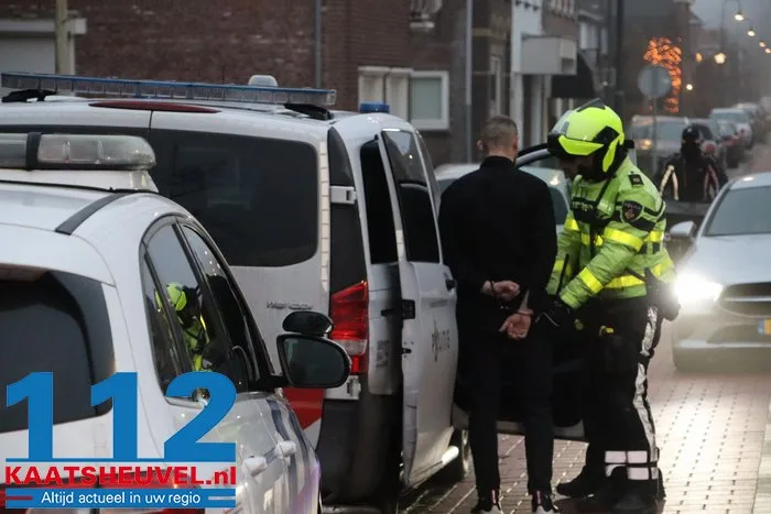 Man raakt gewond bij steekpartij in Waalwijk, politie houdt andere man aan 17 Man raakt gewond bij steekpartij in Waalwijk, politie houdt andere man aan 112 De Langstraat