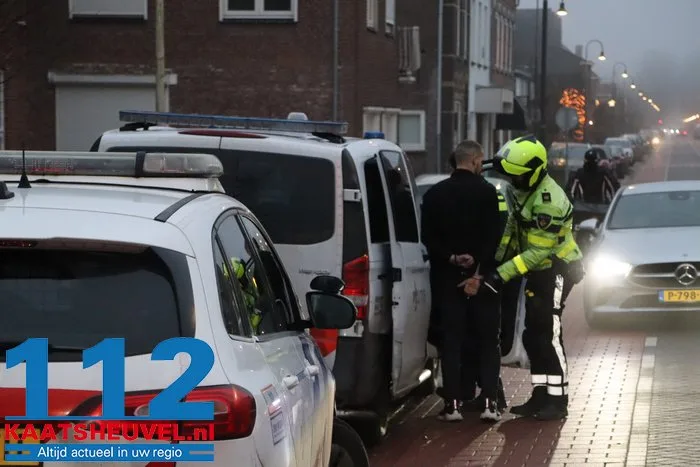Man raakt gewond bij steekpartij in Waalwijk, politie houdt andere man aan 18 Man raakt gewond bij steekpartij in Waalwijk, politie houdt andere man aan 112 De Langstraat