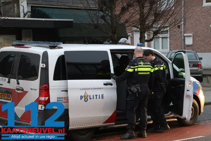 Man raakt gewond bij steekpartij in Waalwijk, politie houdt andere man aan 19 Man raakt gewond bij steekpartij in Waalwijk, politie houdt andere man aan 112 De Langstraat
