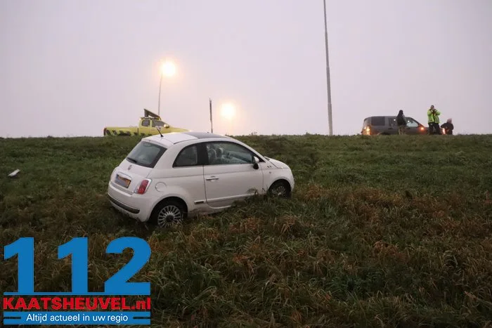Automobiliste verliest macht over het stuur en belandt onderaan talud in Waalwijk 1 Automobiliste verliest macht over het stuur en belandt onderaan talud in Waalwijk 112 De Langstraat
