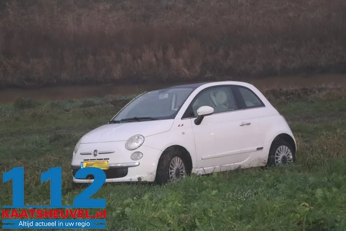 Automobiliste verliest macht over het stuur en belandt onderaan talud in Waalwijk 10 Automobiliste verliest macht over het stuur en belandt onderaan talud in Waalwijk 112 De Langstraat