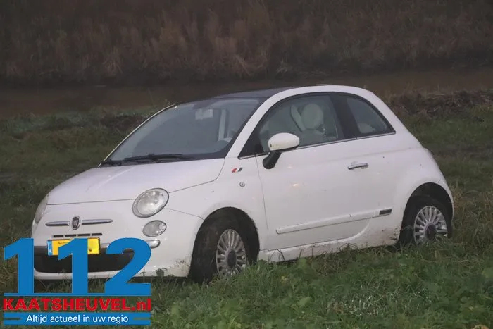Automobiliste verliest macht over het stuur en belandt onderaan talud in Waalwijk 11 Automobiliste verliest macht over het stuur en belandt onderaan talud in Waalwijk 112 De Langstraat