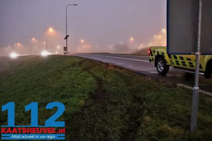 Automobiliste verliest macht over het stuur en belandt onderaan talud in Waalwijk 12 Automobiliste verliest macht over het stuur en belandt onderaan talud in Waalwijk 112 De Langstraat