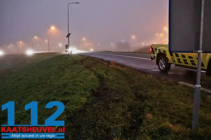 Automobiliste verliest macht over het stuur en belandt onderaan talud in Waalwijk 13 Automobiliste verliest macht over het stuur en belandt onderaan talud in Waalwijk 112 De Langstraat