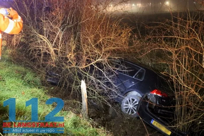Auto raakt van de weg en belandt in struiken van talud in Kaatsheuvel 1 Auto raakt van de weg en belandt in struiken van talud in Kaatsheuvel 112 De Langstraat