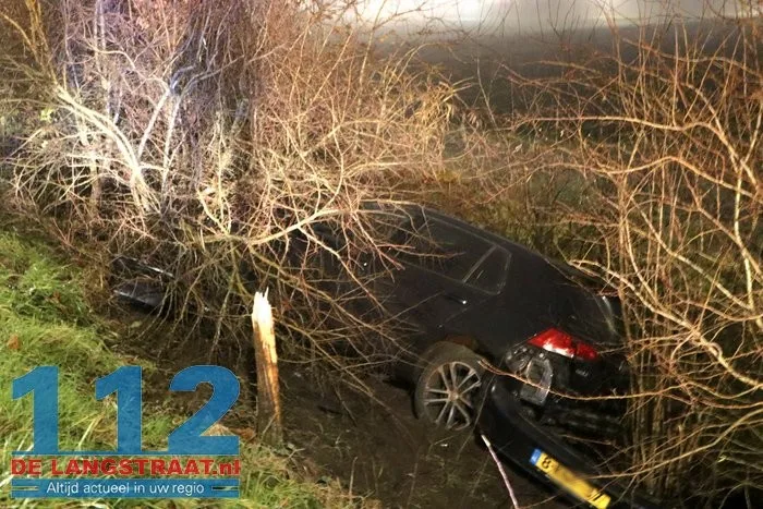 Auto raakt van de weg en belandt in struiken van talud in Kaatsheuvel 2 Auto raakt van de weg en belandt in struiken van talud in Kaatsheuvel 112 De Langstraat