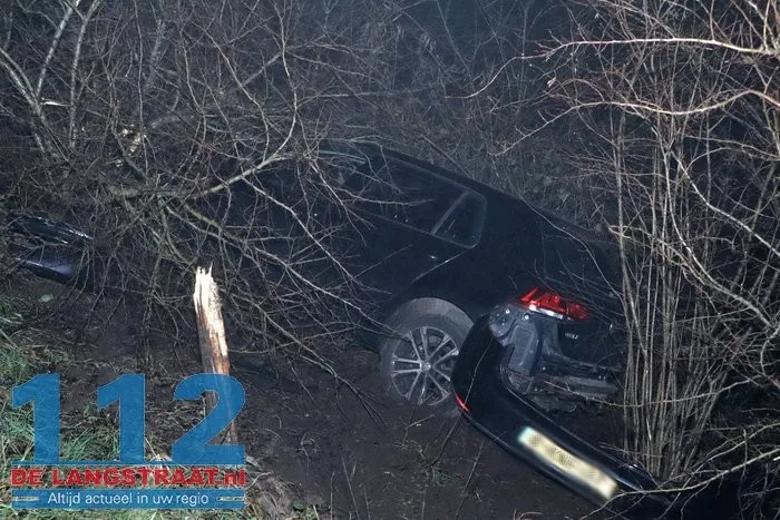 Auto raakt van de weg en belandt in struiken van talud in Kaatsheuvel 3 Auto raakt van de weg en belandt in struiken van talud in Kaatsheuvel 112 De Langstraat