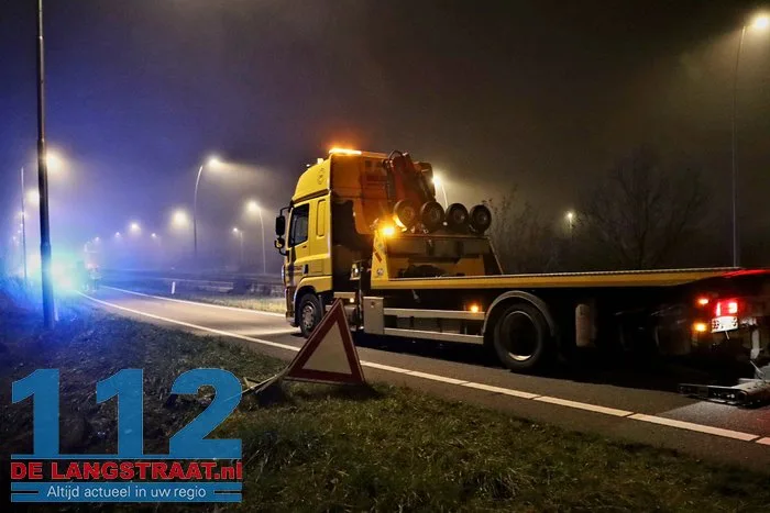 Auto raakt van de weg en belandt in struiken van talud in Kaatsheuvel 4 Auto raakt van de weg en belandt in struiken van talud in Kaatsheuvel 112 De Langstraat