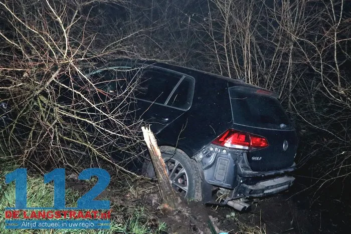 Auto raakt van de weg en belandt in struiken van talud in Kaatsheuvel 5 Auto raakt van de weg en belandt in struiken van talud in Kaatsheuvel 112 De Langstraat