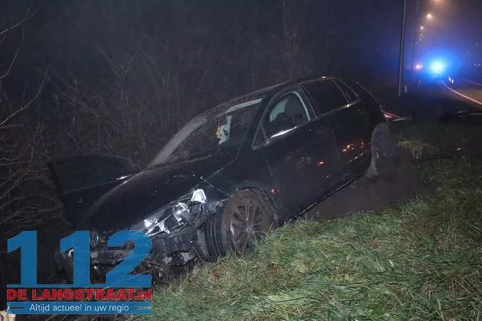 Auto raakt van de weg en belandt in struiken van talud in Kaatsheuvel 8 Auto raakt van de weg en belandt in struiken van talud in Kaatsheuvel 112 De Langstraat