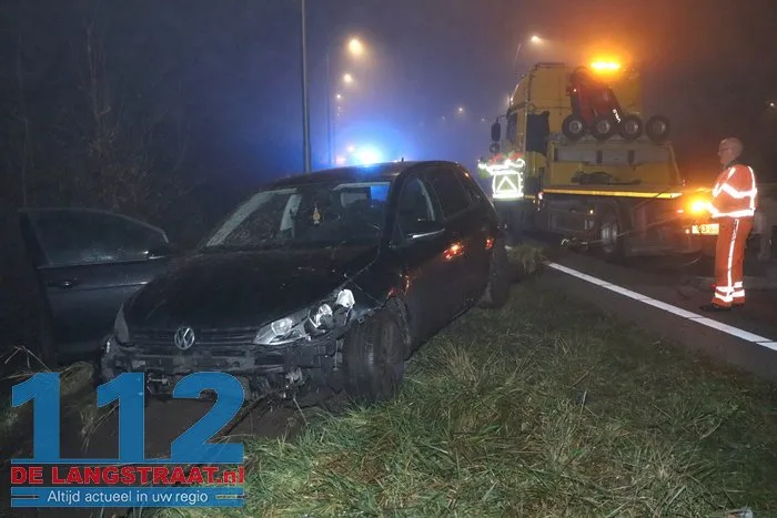 Auto raakt van de weg en belandt in struiken van talud in Kaatsheuvel 9 Auto raakt van de weg en belandt in struiken van talud in Kaatsheuvel 112 De Langstraat