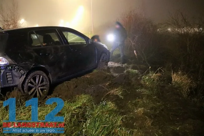 Auto raakt van de weg en belandt in struiken van talud in Kaatsheuvel 10 Auto raakt van de weg en belandt in struiken van talud in Kaatsheuvel 112 De Langstraat
