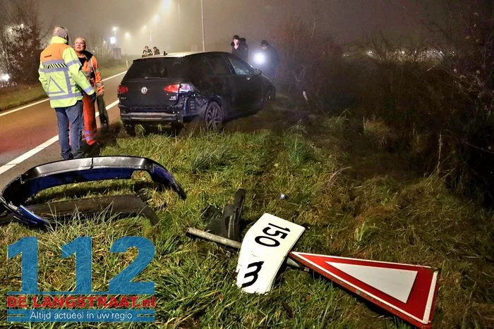Auto raakt van de weg en belandt in struiken van talud in Kaatsheuvel 11 Auto raakt van de weg en belandt in struiken van talud in Kaatsheuvel 112 De Langstraat