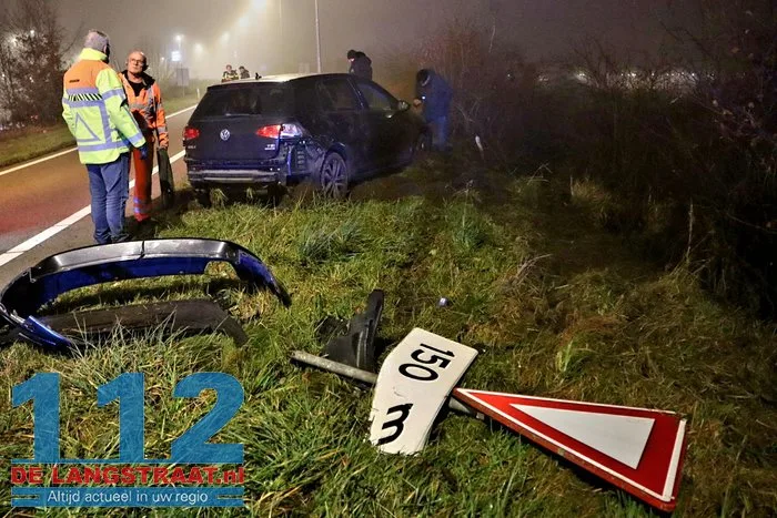 Auto raakt van de weg en belandt in struiken van talud in Kaatsheuvel 12 Auto raakt van de weg en belandt in struiken van talud in Kaatsheuvel 112 De Langstraat