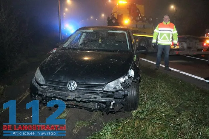 Auto raakt van de weg en belandt in struiken van talud in Kaatsheuvel 13 Auto raakt van de weg en belandt in struiken van talud in Kaatsheuvel 112 De Langstraat