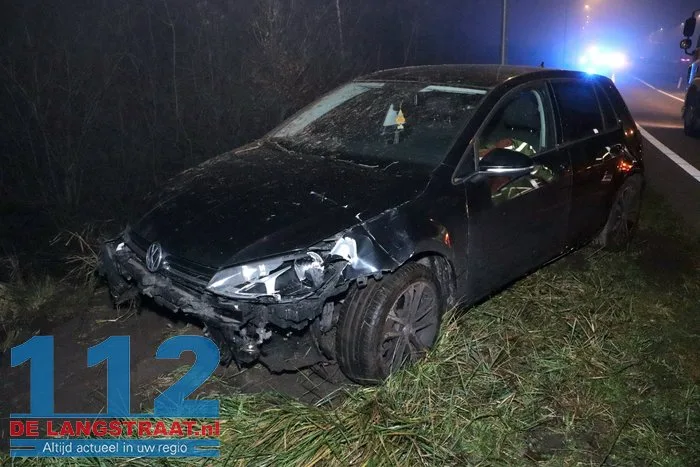 Auto raakt van de weg en belandt in struiken van talud in Kaatsheuvel 14 Auto raakt van de weg en belandt in struiken van talud in Kaatsheuvel 112 De Langstraat