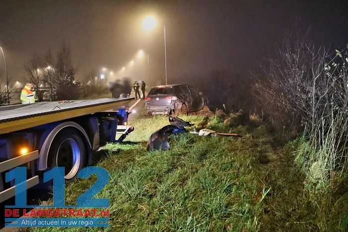 Auto raakt van de weg en belandt in struiken van talud in Kaatsheuvel 15 Auto raakt van de weg en belandt in struiken van talud in Kaatsheuvel 112 De Langstraat