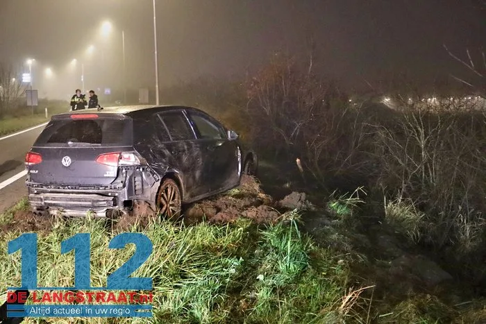 Auto raakt van de weg en belandt in struiken van talud in Kaatsheuvel 16 Auto raakt van de weg en belandt in struiken van talud in Kaatsheuvel 112 De Langstraat