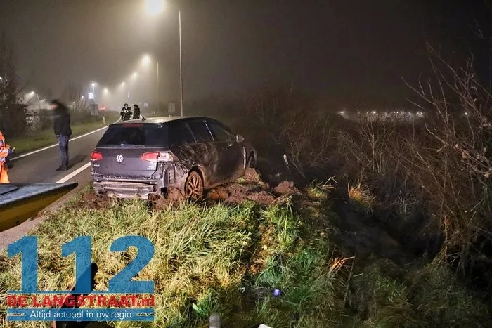 Auto raakt van de weg en belandt in struiken van talud in Kaatsheuvel 17 Auto raakt van de weg en belandt in struiken van talud in Kaatsheuvel 112 De Langstraat