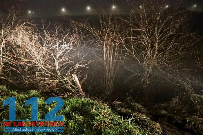 Auto raakt van de weg en belandt in struiken van talud in Kaatsheuvel 19 Auto raakt van de weg en belandt in struiken van talud in Kaatsheuvel 112 De Langstraat