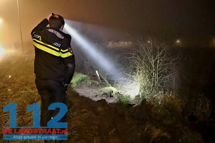 Auto raakt van de weg en belandt in struiken van talud in Kaatsheuvel 20 Auto raakt van de weg en belandt in struiken van talud in Kaatsheuvel 112 De Langstraat