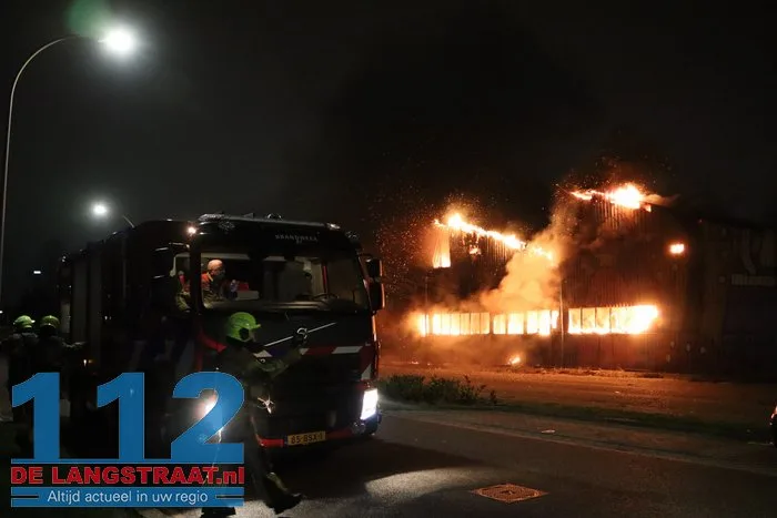 Vlammen schieten uit pand en asbest komt vrij bij grote brand in Waalwijk 2 Vlammen schieten uit pand en asbest komt vrij bij grote brand in Waalwijk 112 De Langstraat