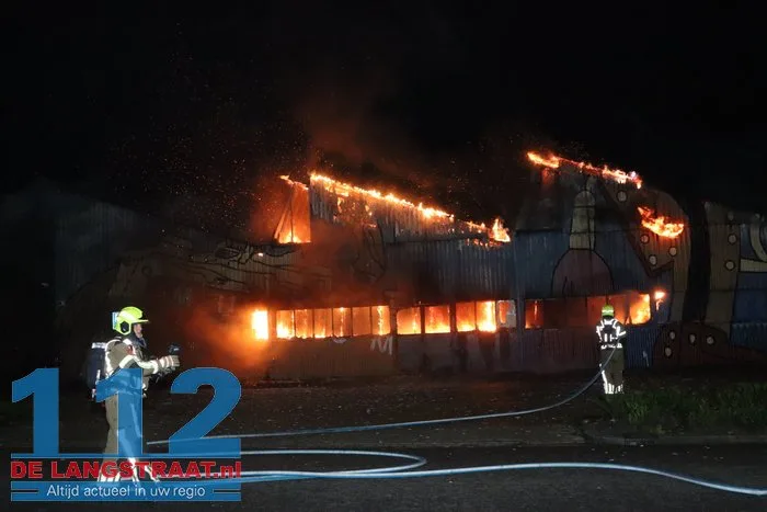 Vlammen schieten uit pand en asbest komt vrij bij grote brand in Waalwijk 3 Vlammen schieten uit pand en asbest komt vrij bij grote brand in Waalwijk 112 De Langstraat
