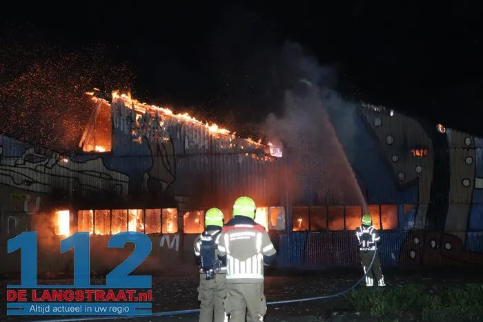 Vlammen schieten uit pand en asbest komt vrij bij grote brand in Waalwijk 4 Vlammen schieten uit pand en asbest komt vrij bij grote brand in Waalwijk 112 De Langstraat