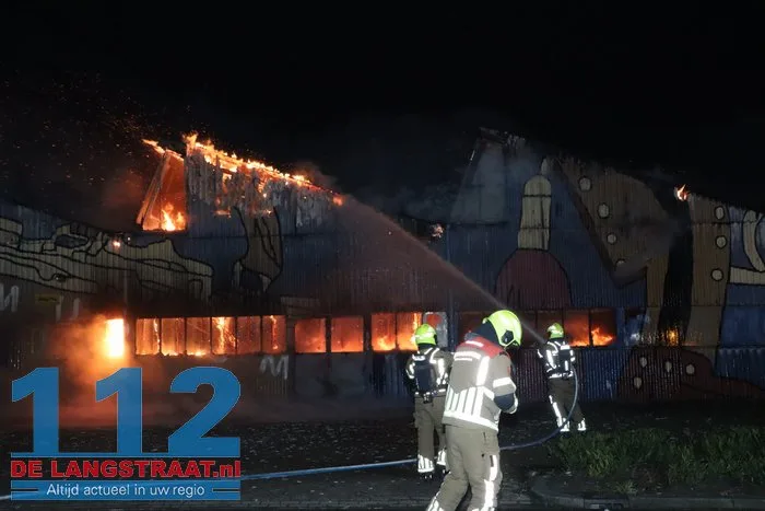 Vlammen schieten uit pand en asbest komt vrij bij grote brand in Waalwijk 5 Vlammen schieten uit pand en asbest komt vrij bij grote brand in Waalwijk 112 De Langstraat