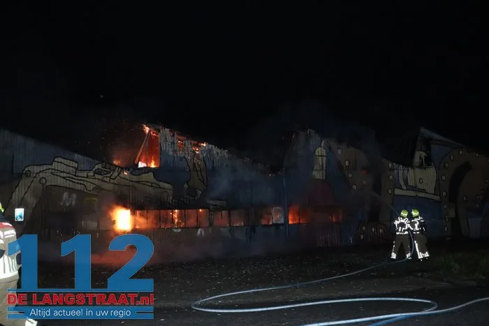 Vlammen schieten uit pand en asbest komt vrij bij grote brand in Waalwijk 6 Vlammen schieten uit pand en asbest komt vrij bij grote brand in Waalwijk 112 De Langstraat